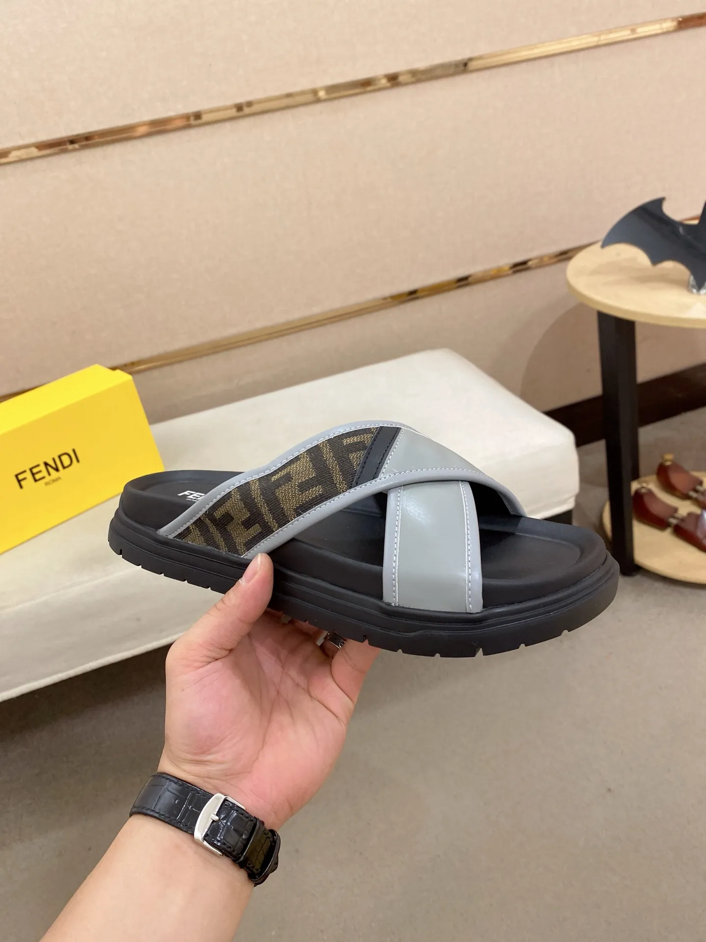 Factory price: 320💰 [Fendi Slippers] High-end brand of men's shoes, official website 1:1 latest masterpiece: original mold customization, the fabric is made of imported original materials, upgraded outsole, lighter and non-slip. The market's top quality, simple yet tasteful, a must-have for fashionistas, fashionable at your feet, full of confidence, the same style at the counter 👍The season of summer slippers is here. Code: 38-44 (45 is custom-made and cannot be returned or exchanged)